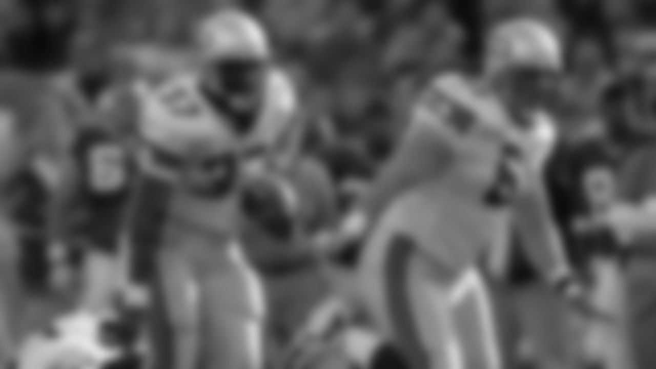 Bills-Through-The-Years-2001_BILLS_Alexander chases Tobeck Bills 2H7H7280