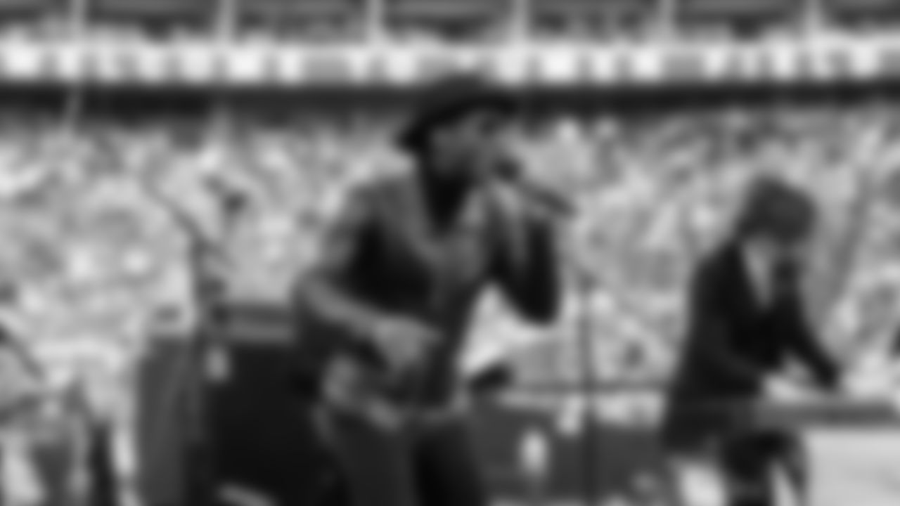 Aloe Blacc performed a halfime concert at midfield.