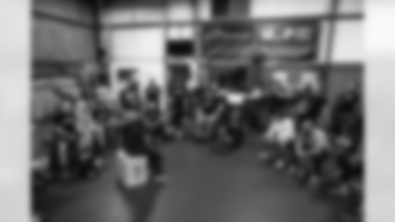 20221208_MVP_HOLIDAY_HUDDLE_MAR_RM2_8157