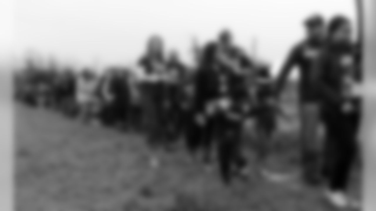 [September 24, 1978]: Seahawks 28 – Lions 16 Seattle Seahawks wide receiver Steve Raible (83) eludes Detroit Lions linebacker Dave Washington (52) during an NFL game in Seattle, Wash., Sept. 24, 1978. The Seahawks defeated the Lions 28-16. (AP Photo/NFL Photos)