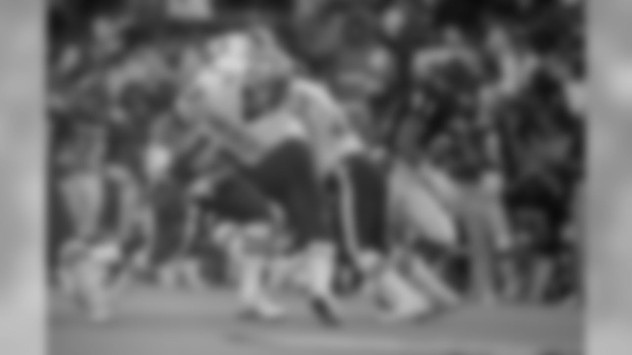 Seattle Seahawks quarterback Dave Krieg (17) pitches the ball during the NFL Pro Bowl, a 27-21 NFC victory on February 4, 1990, at Aloha Stadium in Honolulu, Hawaii. (AP Photo/NFL Photos)
