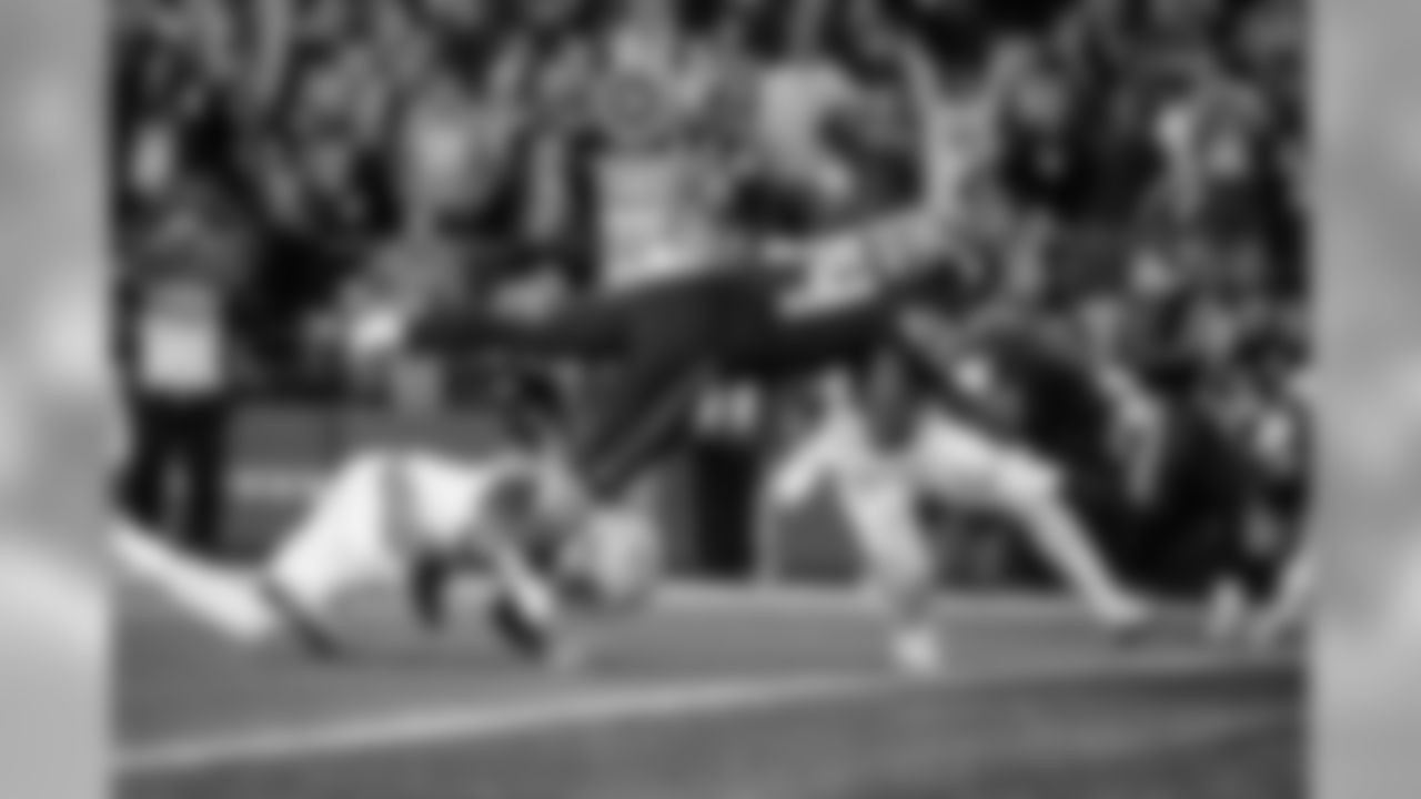 Seattle tight end Ed Dickson dives for the end zone for a touchdown on a 15-yard pass from Russell Wilson.