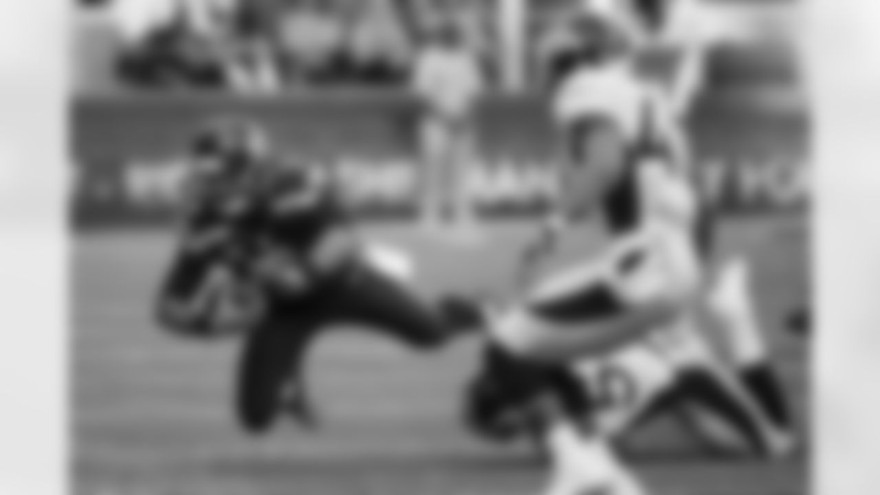 [November 25, 1985]: 49ers 19 – Seahawks 6San Francisco quarterback Joe Montana (16) passes during an NFL football game against Seattle Seahawks on Sunday, Nov. 25, 1985, in San Francisco. The 49ers won the game, 19-6. (AP Photo/Greg Trott)