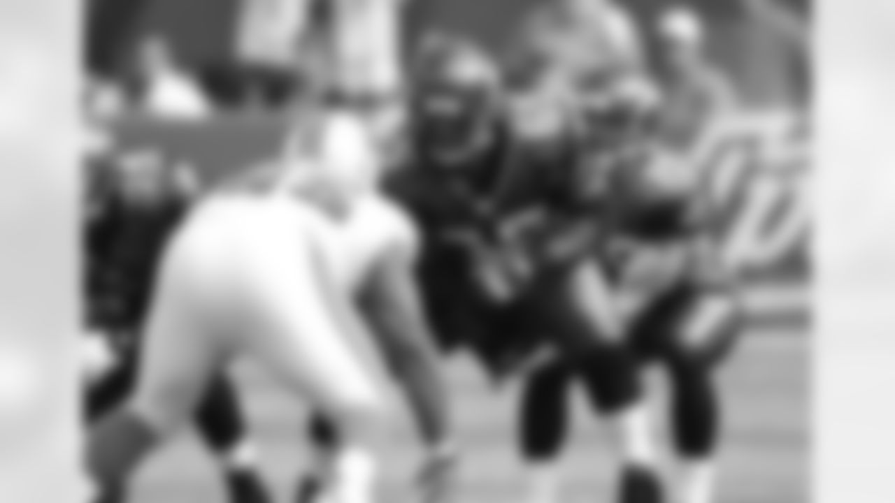 Chris Spencer snaps the ball to Seneca Wallace.