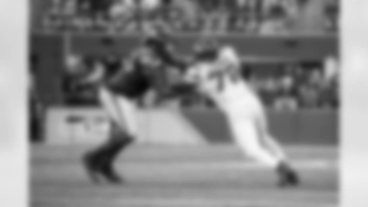 Seahawks tackle Charles Cross (67)