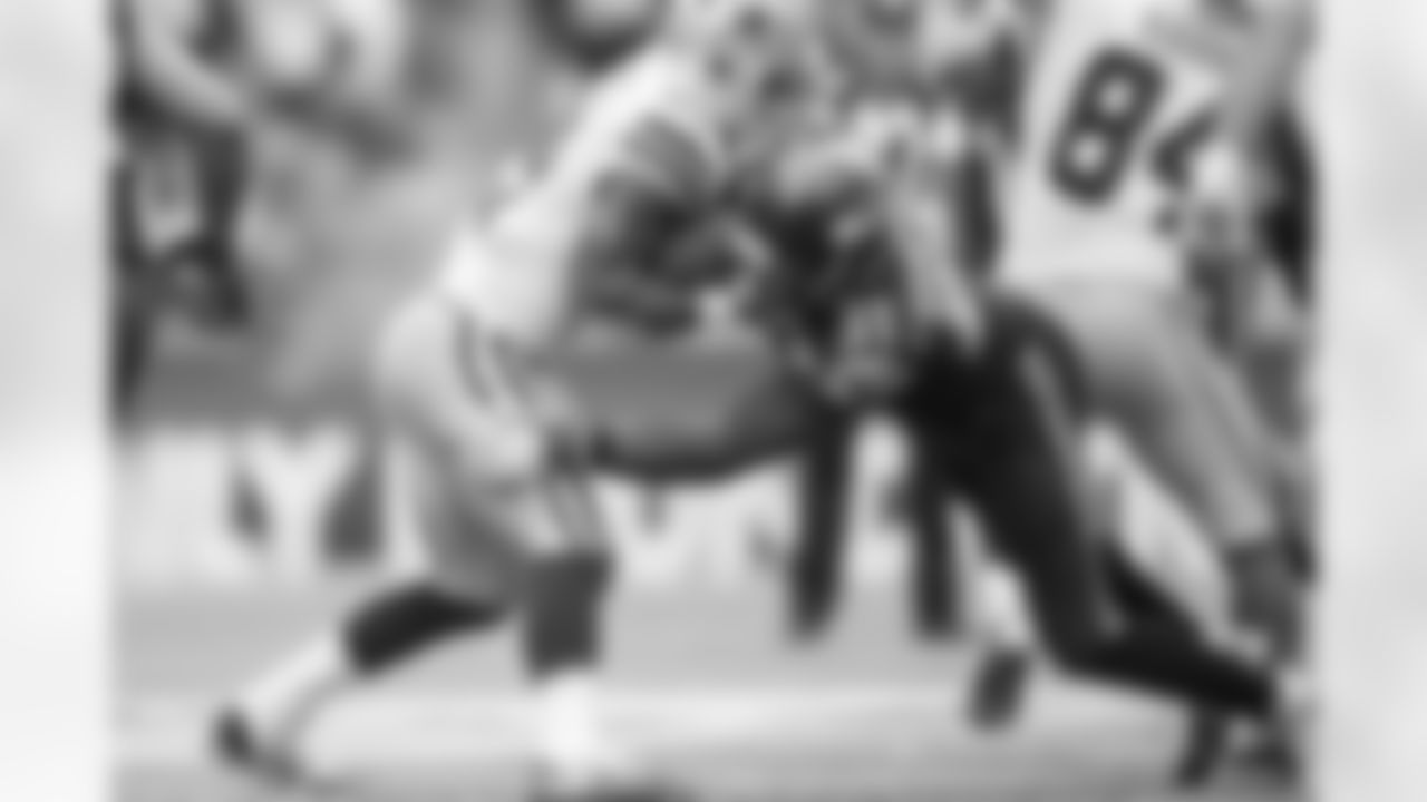 [October 1, 2006]: Bears 37 - Seahawks 6 Chicago Bears wide receiver Bernard Berrian, right, comes up just short on an incomplete pass as Seattle Seahawks' cornerback Marcus Trufant, left, defends during the third quarter of an NFL football game Sunday, Oct. 1, 2006 in Chicago. (AP Photo)