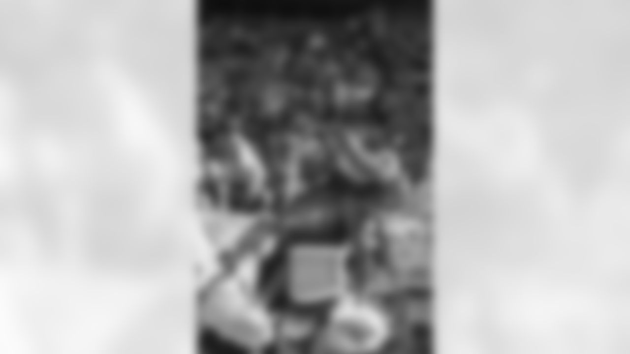 Seahawks-Dancers-Game-Action202110311400432000