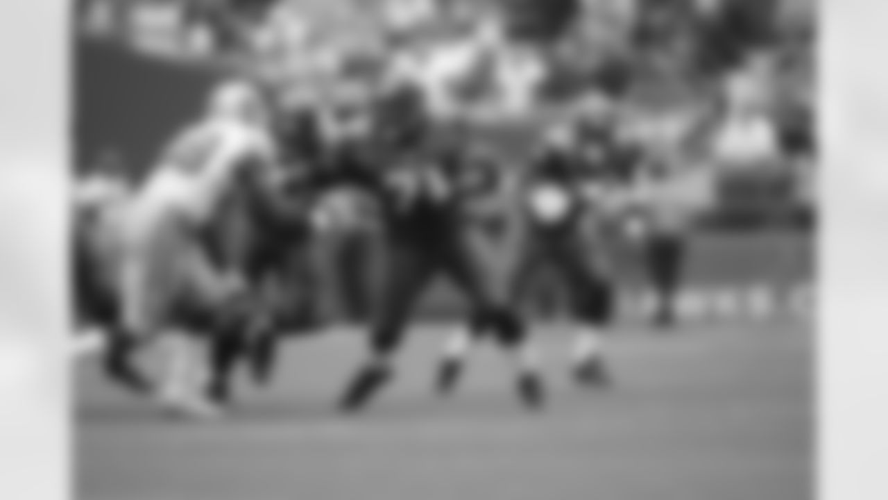 Big Walt seals the corner for running back Shaun Alexander