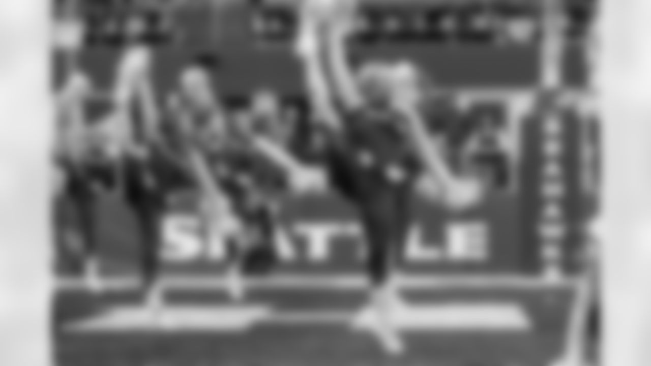 20221211_CARvsSEA_Dancers_POTTER-167