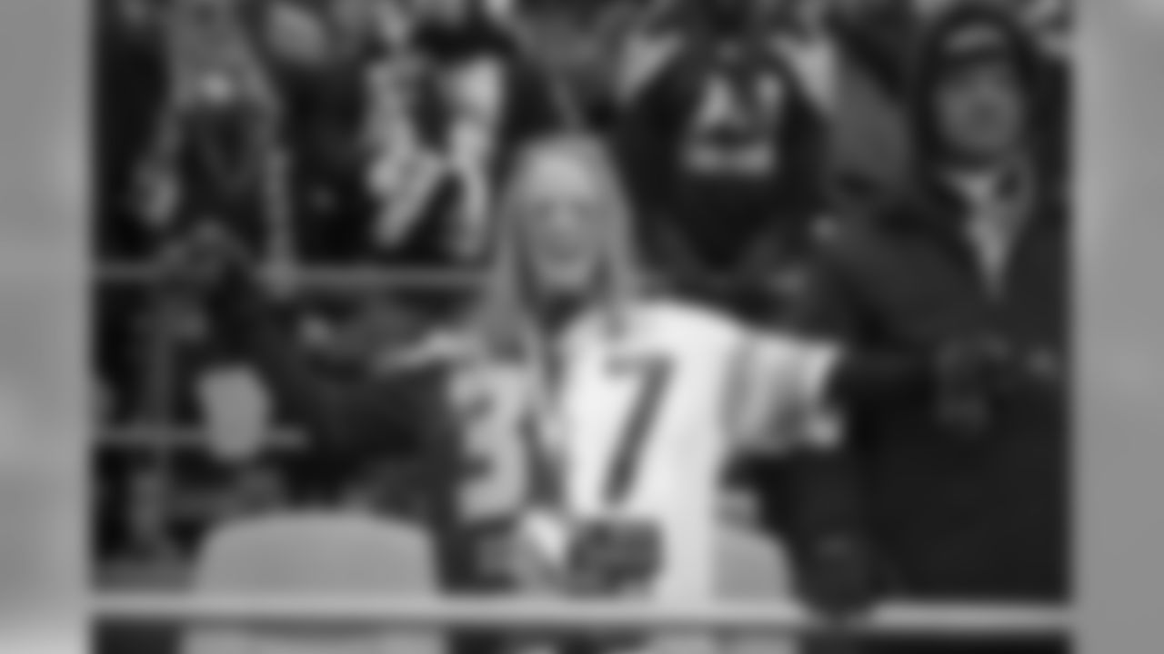 This fan showed her dedication to both teams playing on Sunday.