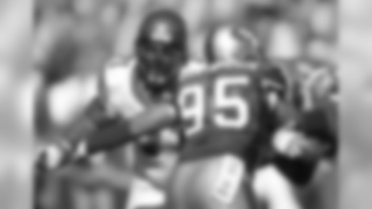 Seattle Seahawks offensive lineman Walter Jones (71) blocks during an NFL game against the San Francisco 49ers, Sept. 30, 2007 in San Francisco. (AP Photo/ Greg Trott)