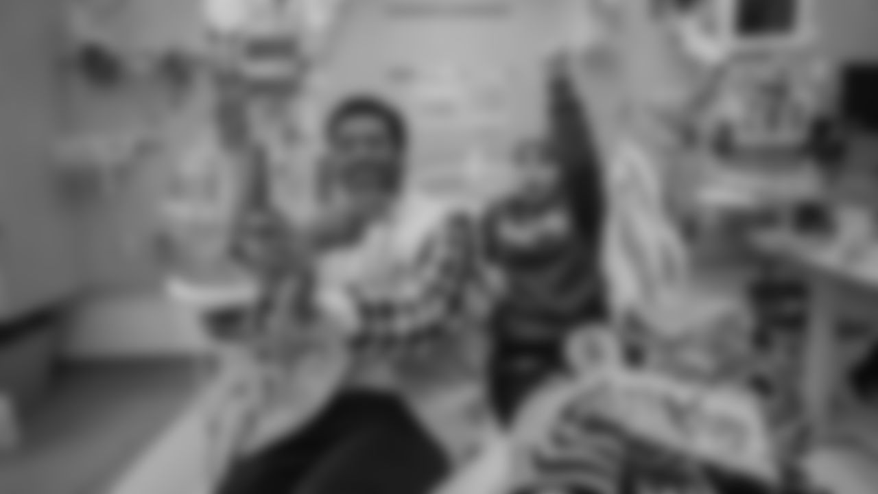 Russell-Wilson_Walter-Payton-Man-Of-The-Year-20190910_11-50-37_190910-SCHVISIT-0041