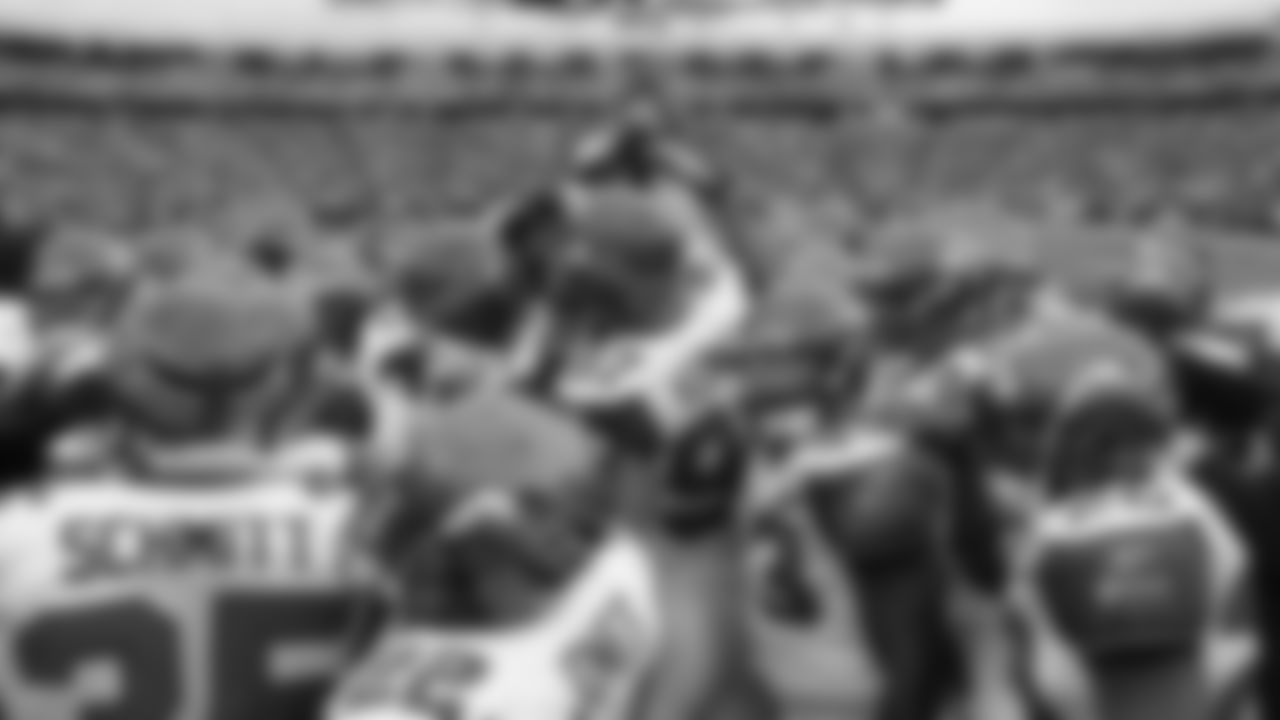 Bills-Through-The-Years-2008_BILLS_PREGAME GROUP_0F4K0254