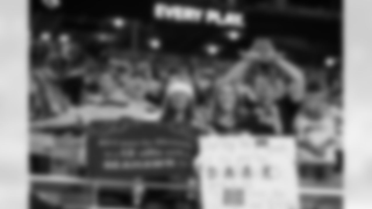 [September 26, 2004]: Seahawks 34 – 49ers 0Seattle Seahawks' Shaun Alexander scores on a 1-yard run as San Francisco 49ers' Julian Peterson tries to stop him in the second quarter Sunday, Sept. 26, 2004, in Seattle. (AP Photo/Elaine Thompson)