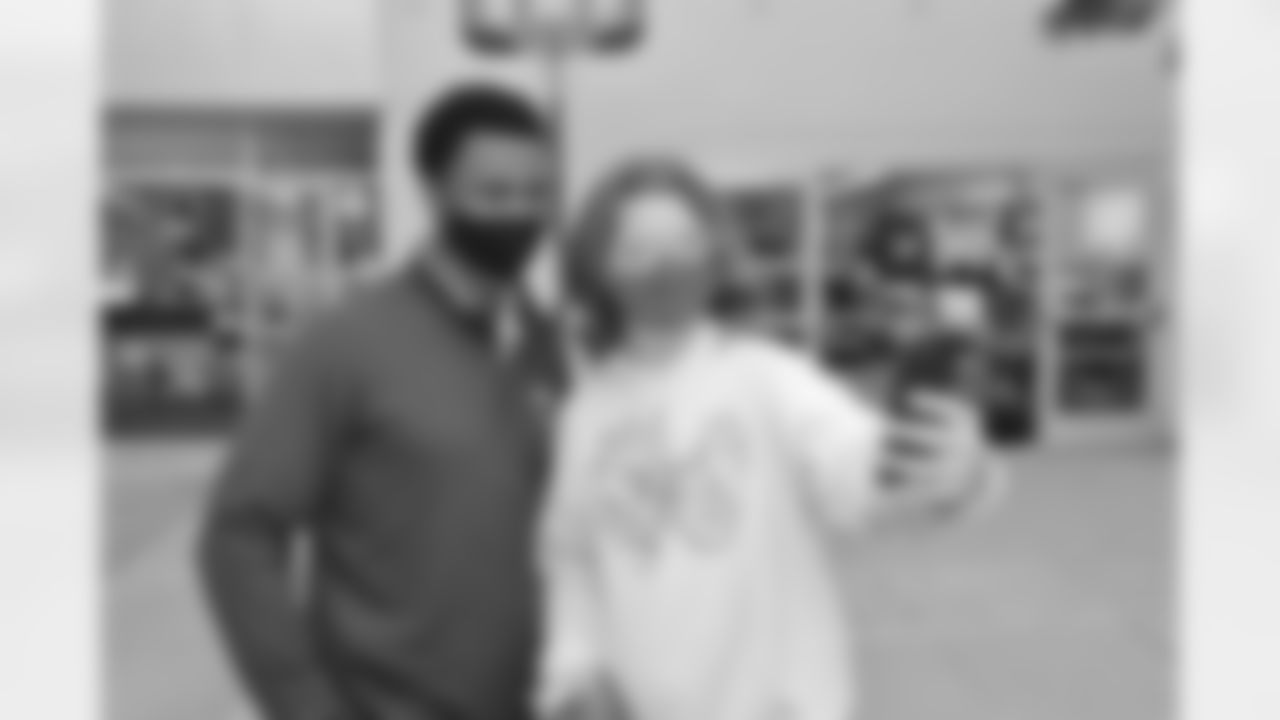 Seahawks Legend Ben Obomanu, the Seahawks Dancers and others stopped by the Wallingford Boys & Girls Club to help kick off the fall Game Changers cohort.