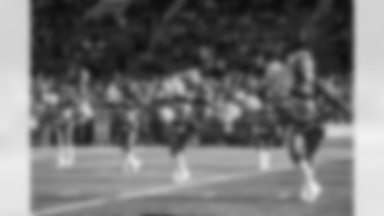 Seahawks-Dancers-Game-Action202110311241069656