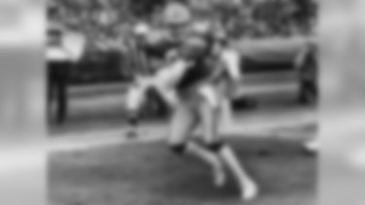 Green Bay Packers Hall of Fame wide receiver James Lofton (80) catches a pass during an NFL game against the Seattle Seahawks in Green Bay, Wisc., on Oct. 21, 1984. The Seahawks defeated the Packers 30-24. (AP Photo/Vernon Biever)