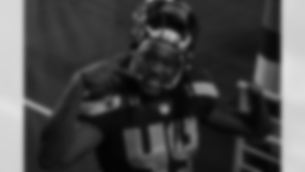 SEAHAWKS_GRIFFIN_WALK-OFF-SMILE