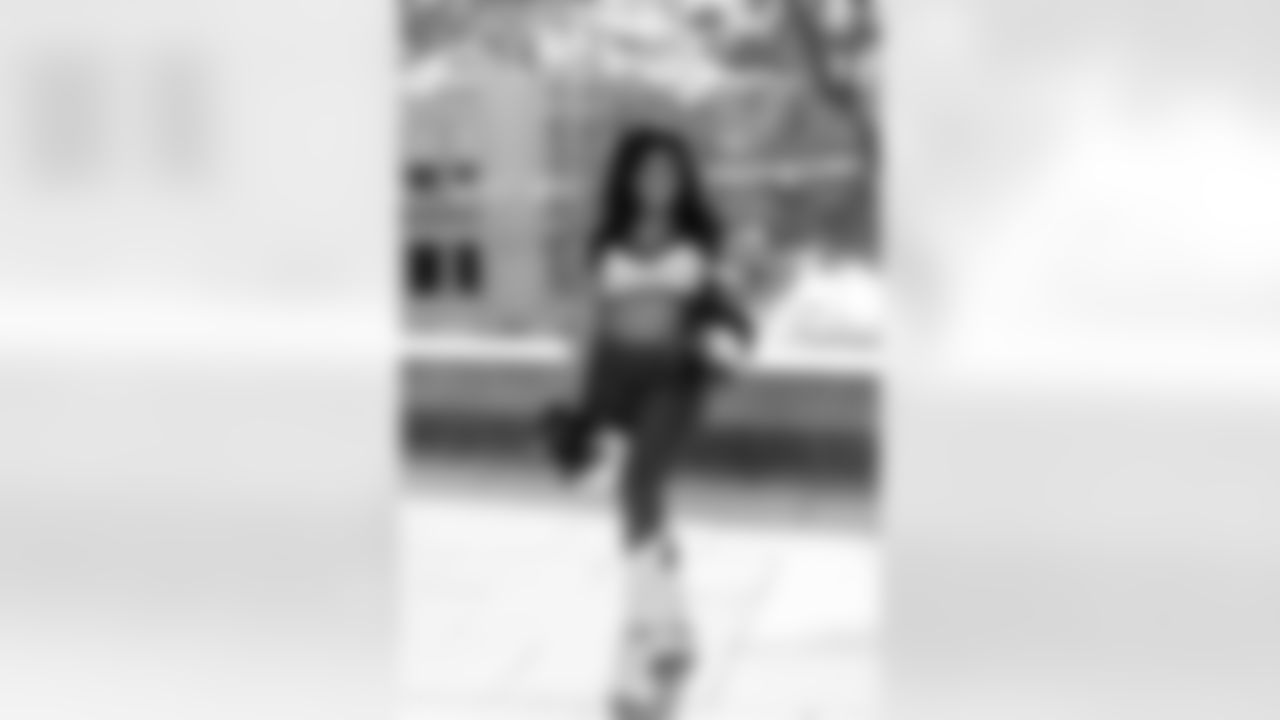 201106-dancers-errin-action-03