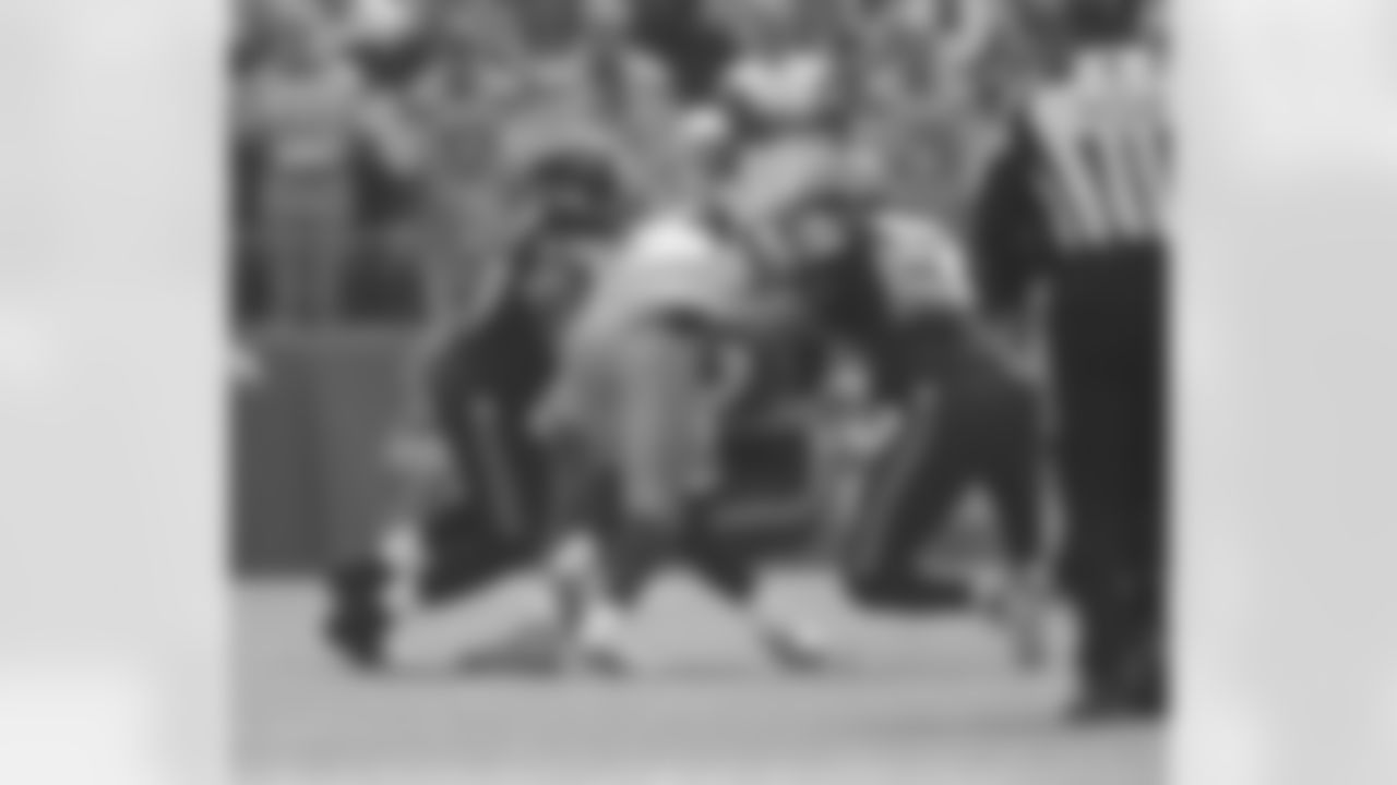 [December 20, 1987]: Seahawks 34 - Bears 21 Chicago Bears Hall of Fame running back Walter Payton (34) runs upfield during an NFL game against the Seattle Seahawks in Chicago, Ill., Dec. 20, 1987. Payton rushed for 79-yards and two-touchdowns in his last regular-season home game before retirement. (AP Photo)