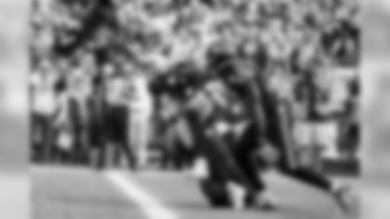 Tight end Jason Witten caught this touchdown pass despite being double-teamed, giving the Cowboys a 17-10 lead.