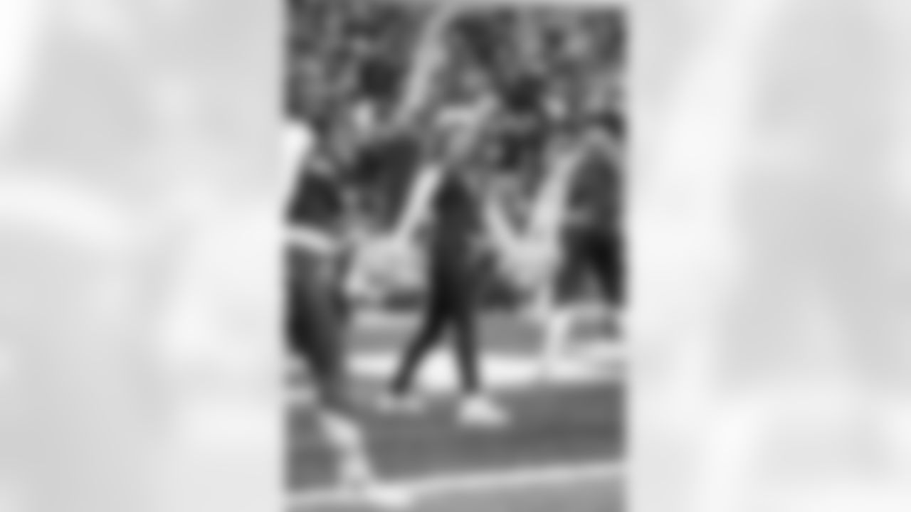 20221127_LVRvsSEA_DANCERS_POTTER-9004
