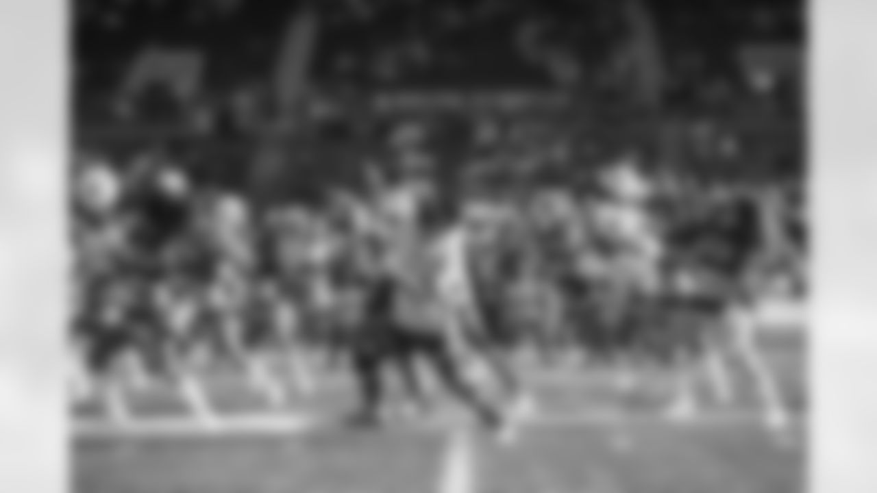 Seahawks-Dancers-Game-Action202110311244129979