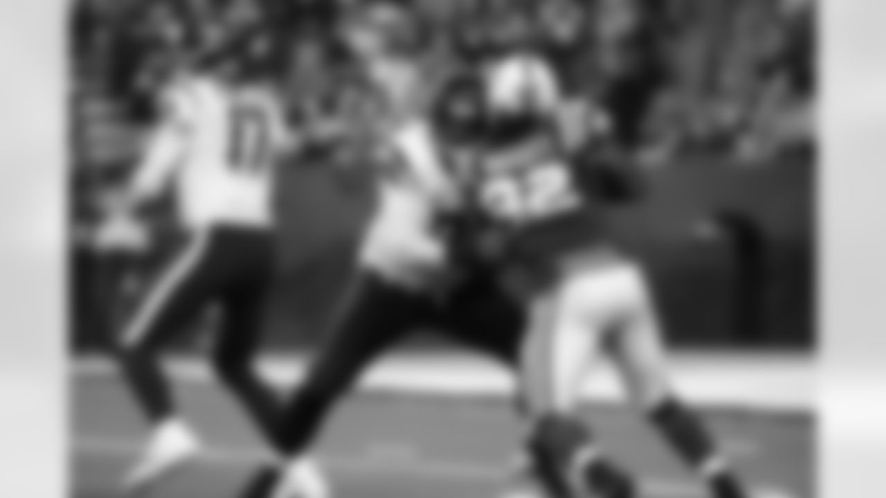 Houston Texans offensive lineman Duane Brown (76) blocks Colts Curt Maggitt (92) in front of quarterback Brock Osweiler (17) during a Week 14 NFL football game between the Houston Texans and the Indianapolis Colts on Sunday, Dec. 11, 2016 in Indianapolis. The Texans beat the Colts 22-17. (Matt Patterson via AP)