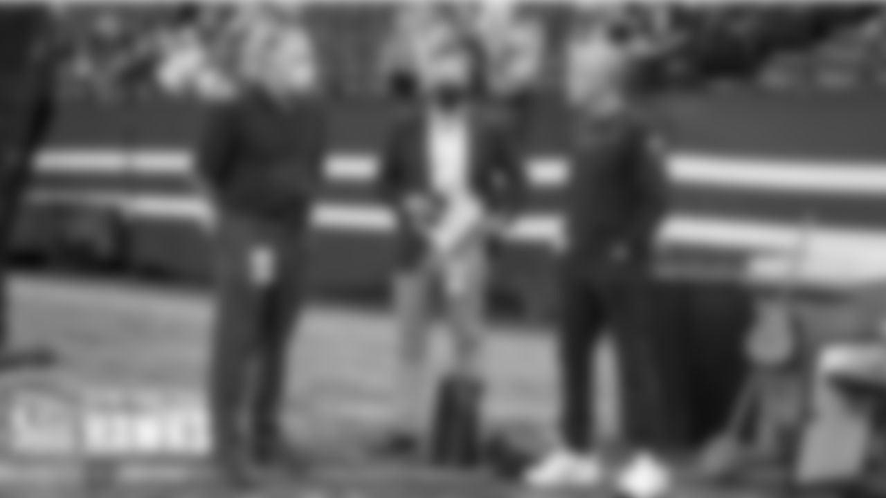 Vulcan's Bert Kolde, Seahawks president and CEO Chuck Arnold and head coach Pete Carroll have a conversation on the sidelines before the game.