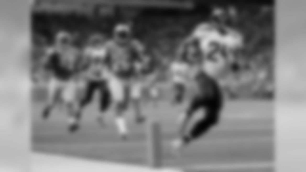 Seattle Seahawks running back Marshawn Lynch (24) makes a touchdown run in the first half of an NFL football game against the Detroit Lions, Sunday, Oct. 28, 2012. in Detroit. (AP Photo/Paul Sancya )