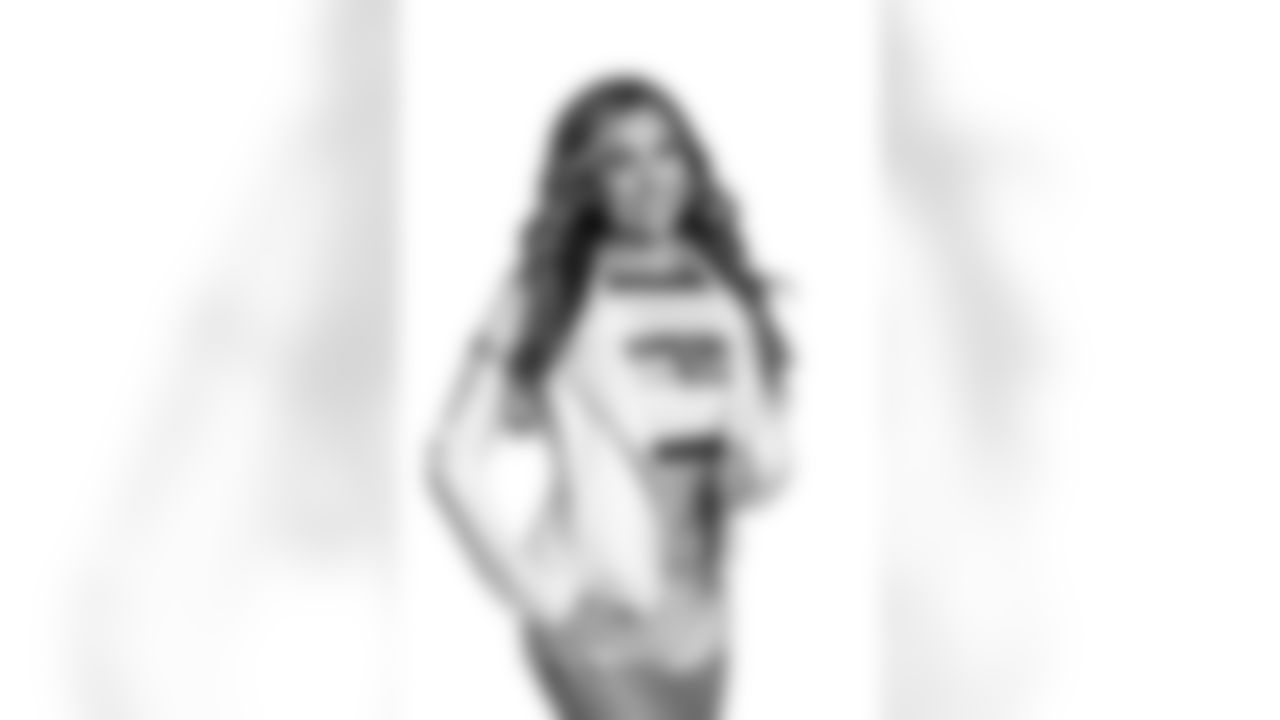 2021-Seahawks-Dancers-Glamour-Close-Ashley-4