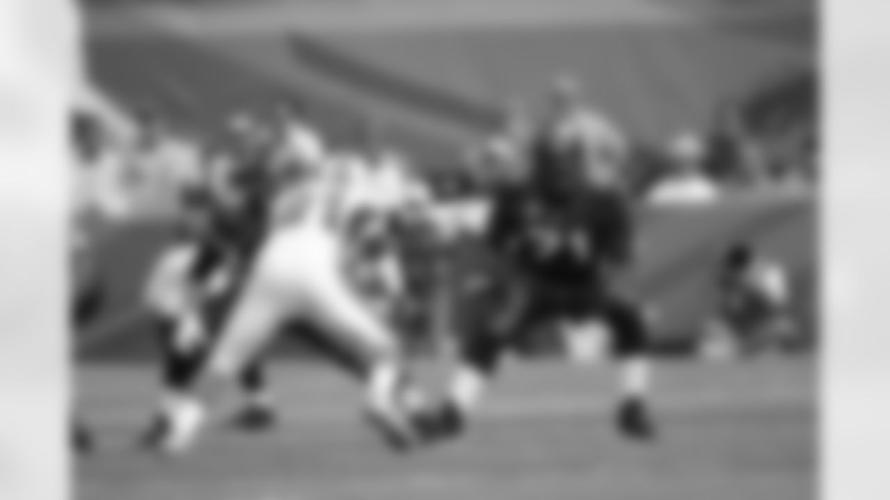 Walter Jones and Mike Wahle prepare for the pass rush.
