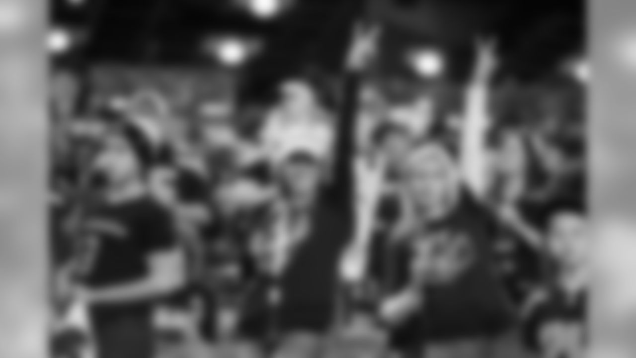 [December 14, 2006]: 49ers 24 – Seahawks 14Seattle Seahawks wide receiver Deion Branch (83) fails to catch a pass in the rain as San Francisco 49ers cornerback Walt Harris, left, defends n the first quarter Thursday, Dec. 14, 2006, at Qwest Field in Seattle. (AP Photo/Ted S. Warren)