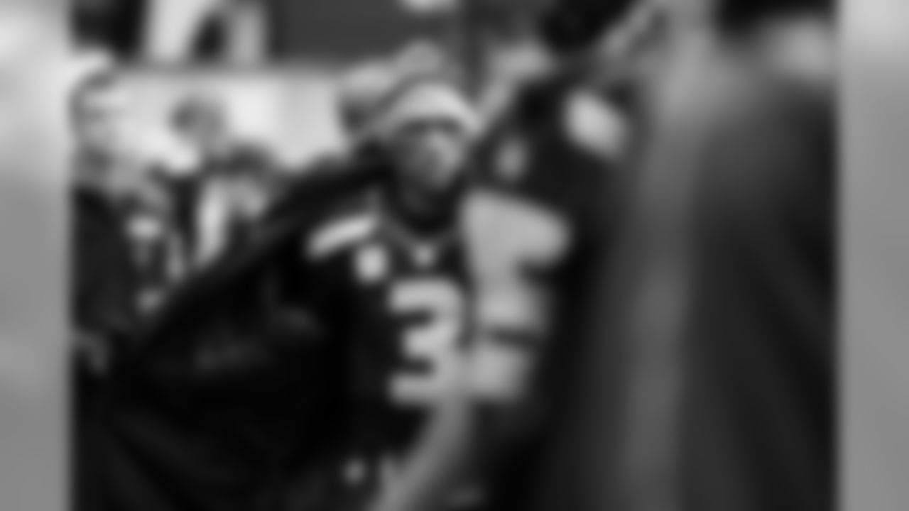 [November 19, 2006]: 49ers 20 – Seahawks 14Seattle Seahawks running back Shaun Alexander, middle, is mobbed by San Francisco 49ers defenders as he carries the ball in the second half of an NFL football game in San Francisco, Sunday, Nov. 19, 2006.(AP Photo/Marcio Jose Sanchez)