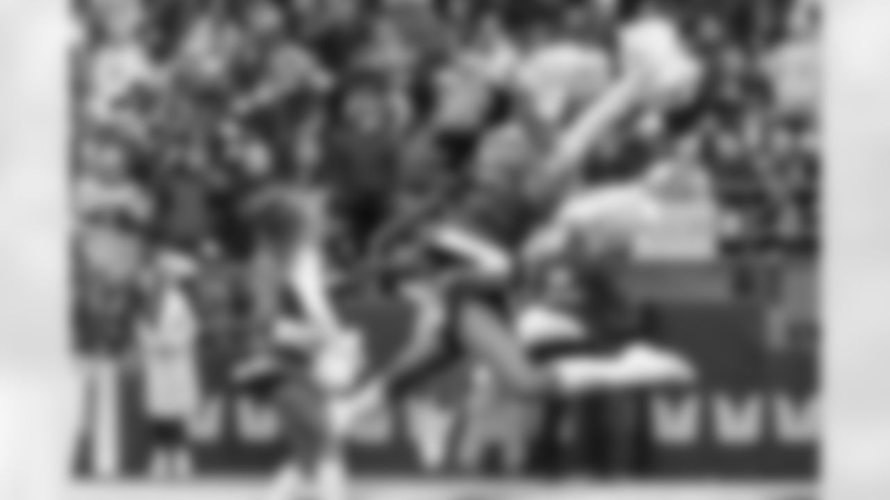 20221211_CARvsSEA_Dancers_POTTER-100