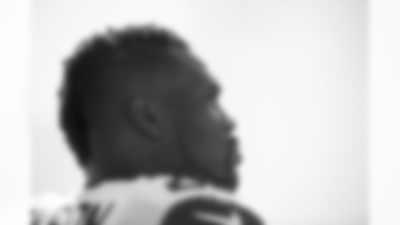 [November 25, 1985]: 49ers 19 - Seahawks 6San Francisco quarterback Joe Montana (16) passes during an NFL football game against Seattle Seahawks on Sunday, Nov. 25, 1985, in San Francisco. The 49ers won the game, 19-6. (AP Photo/Greg Trott)