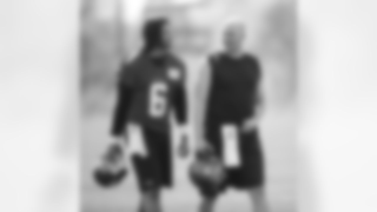 Quarterbacks Matt Hasselbeck and Charlie Whitehurst