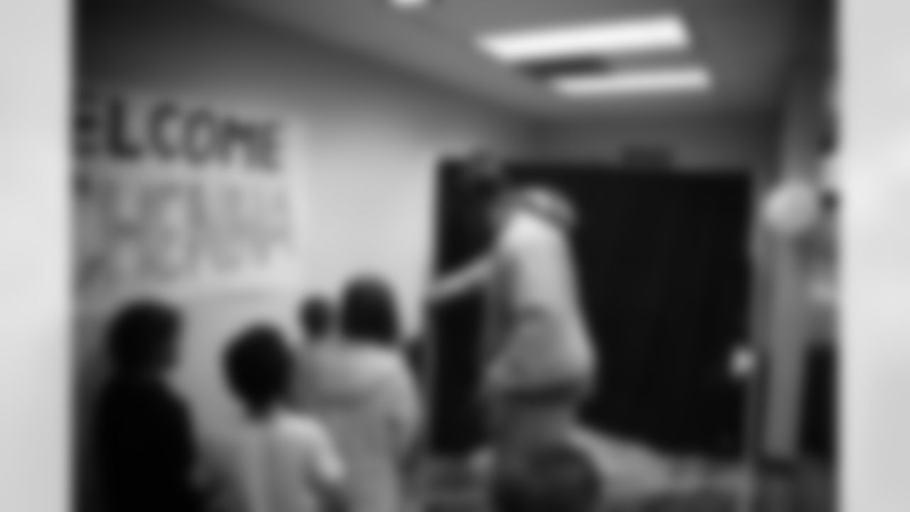 12.05.22_Weintrob_A7IV_Seahawks_UchennaNwosuReadingCorner_003