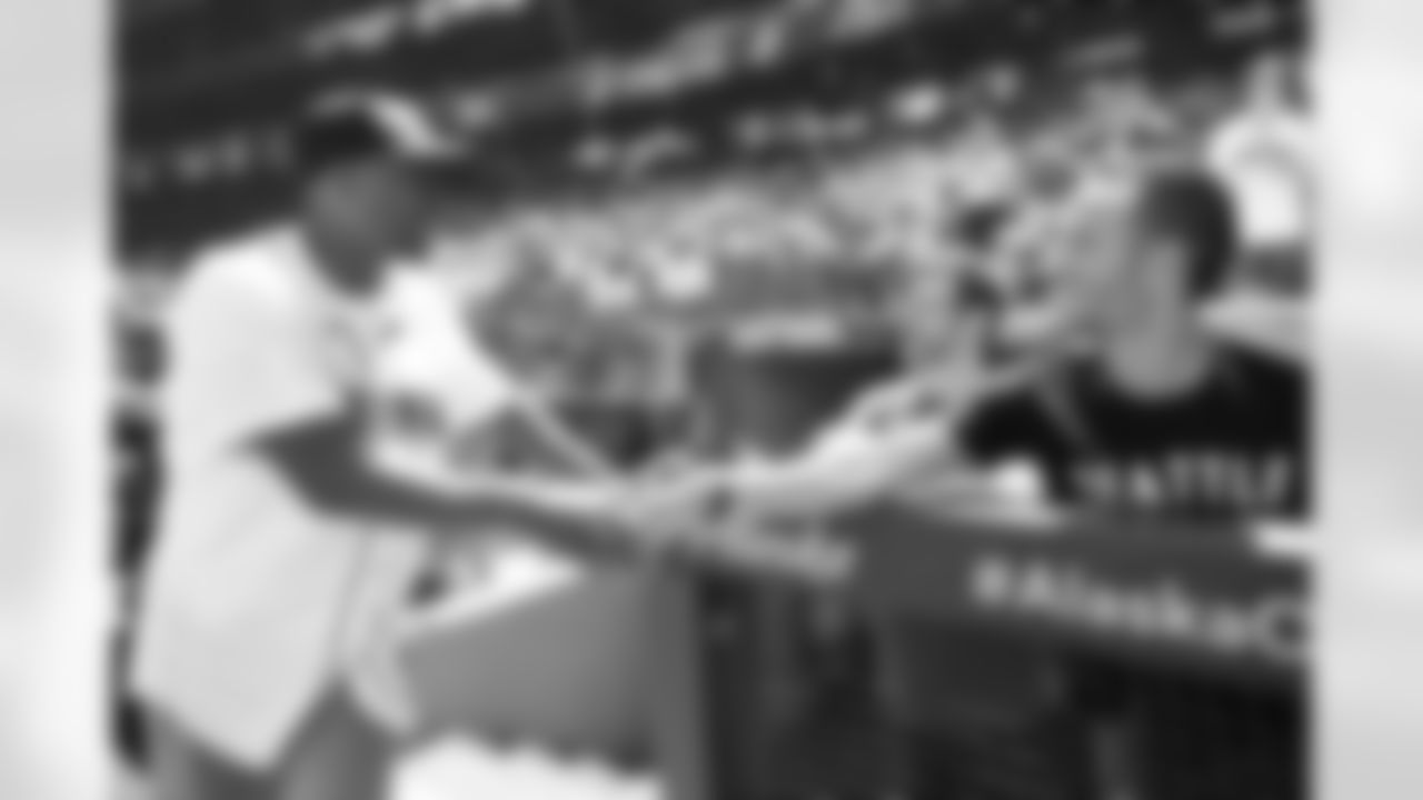 Seahawks-Lockett-First-Pitch-20220724_12-47-01_2497