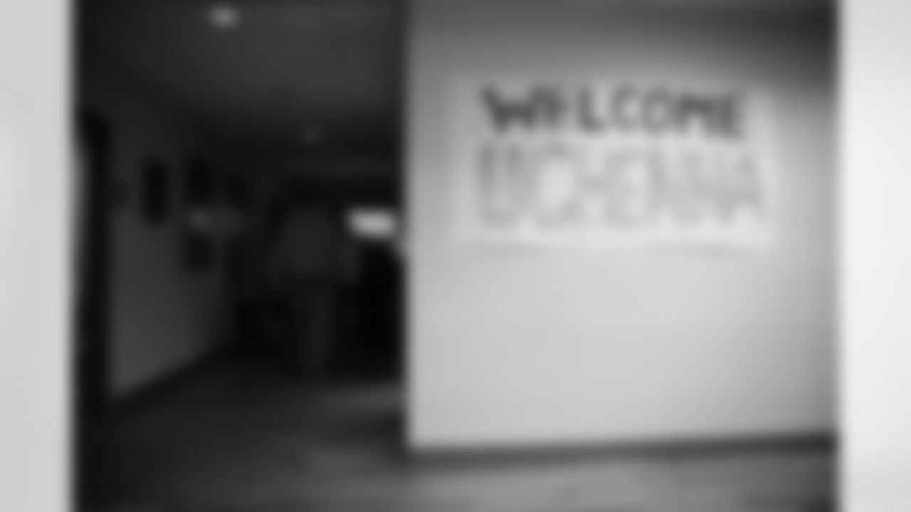 12.05.22_Weintrob_A7IV_Seahawks_UchennaNwosuReadingCorner_002