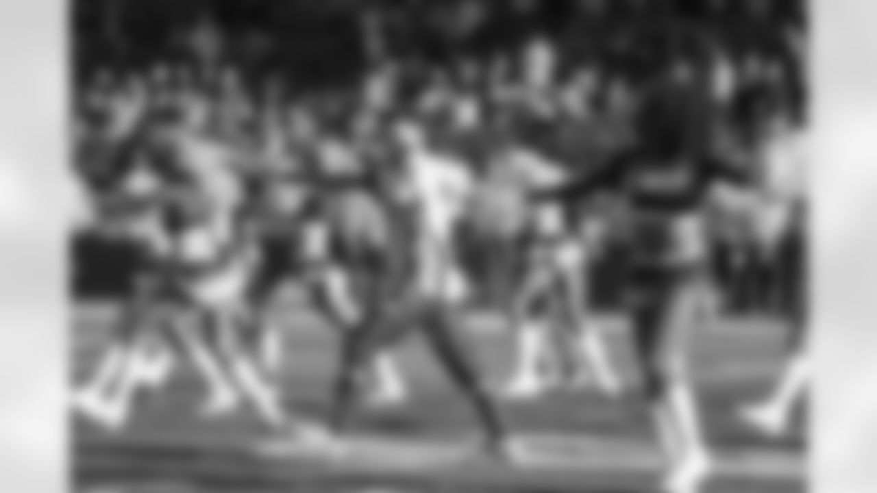 Seahawks-Dancers-Game-Action202110311242499845