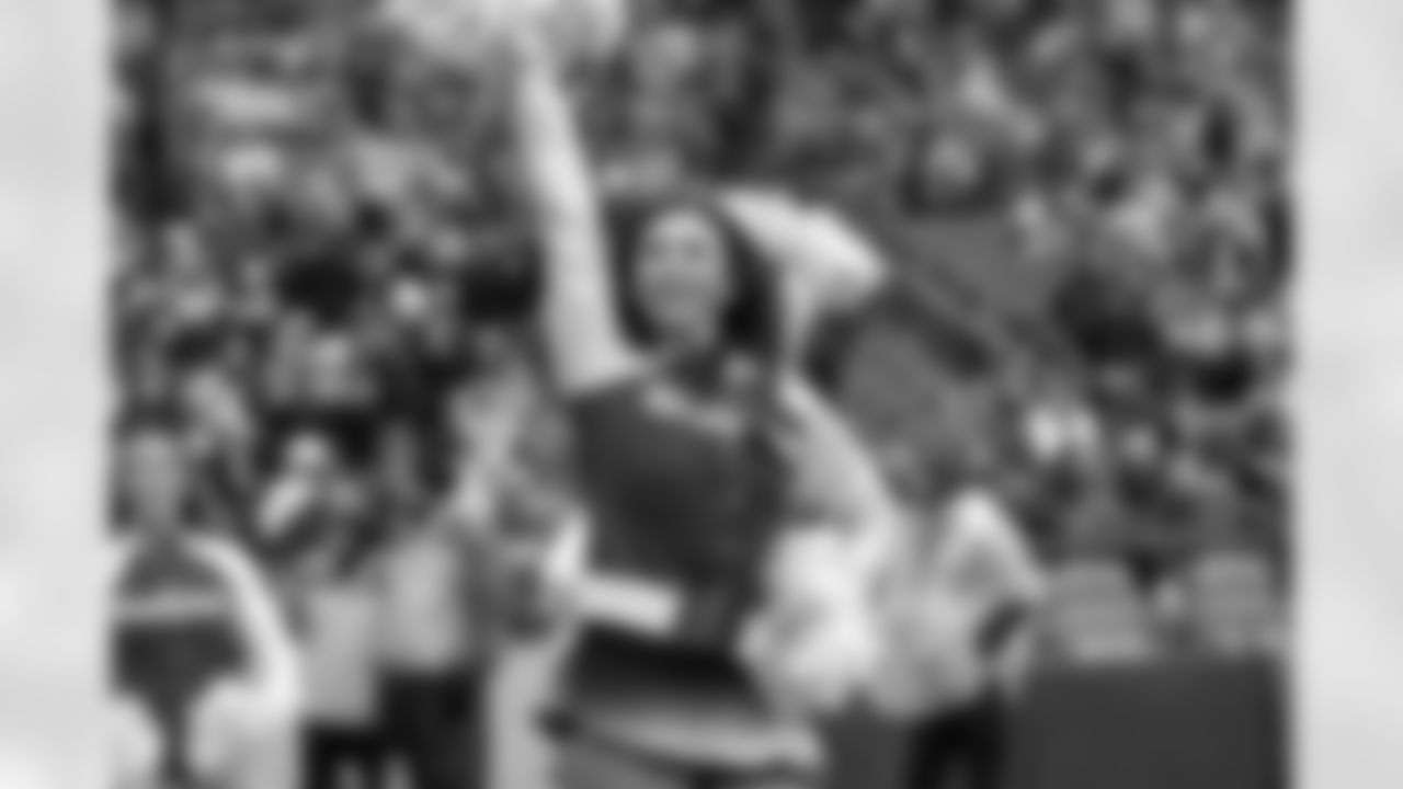 20221211_CARvsSEA_Dancers_POTTER-41