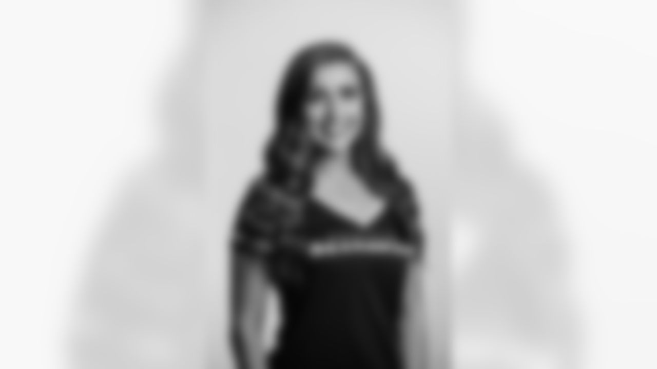 2021-Seahawks-Dancers_Miranda