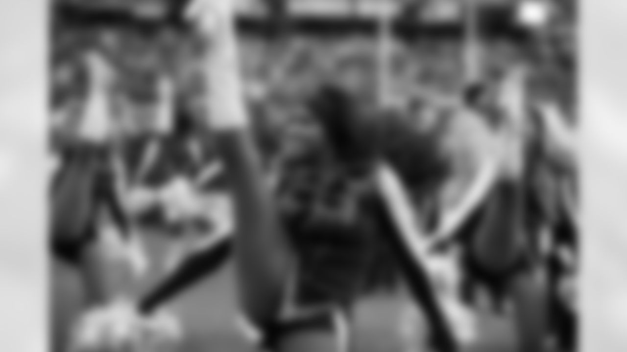 Seahawks-Dancer-Nicole-05