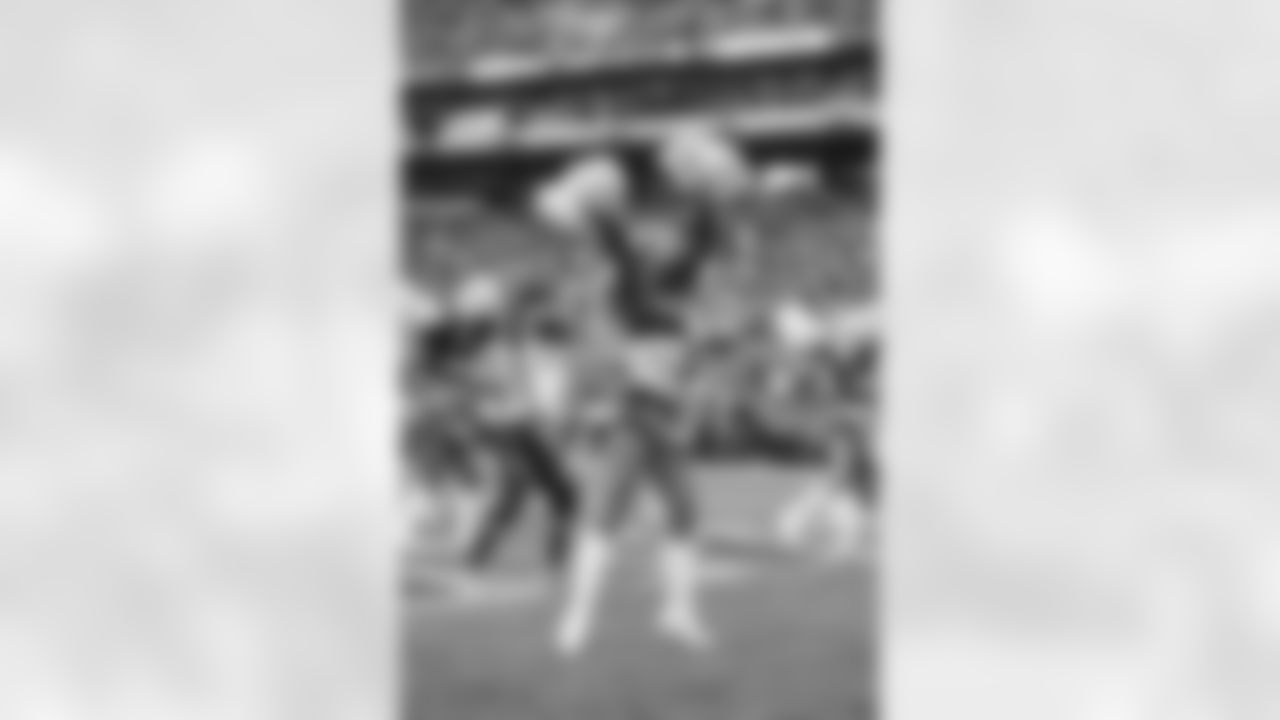 Seahawks-Dancers-Game-Action202110311517541473