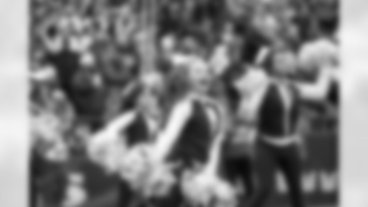 20221127_LVRvsSEA_DANCERS_POTTER-8939