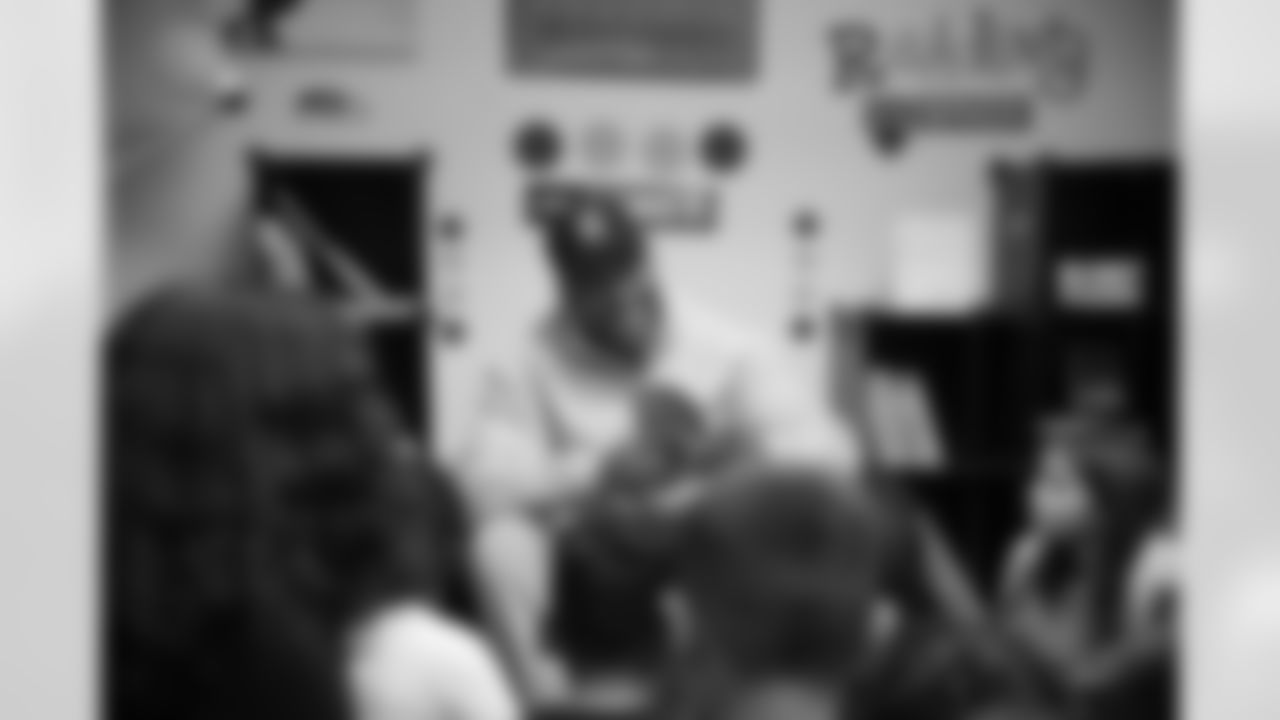 12.05.22_Weintrob_A7IV_Seahawks_UchennaNwosuReadingCorner_007