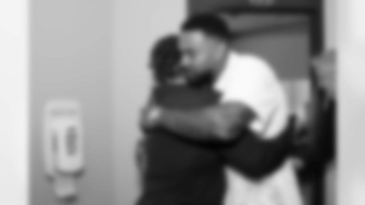 Jamal Adams signs his contract extension with the Seattle Seahawks on August 17, 2021.
