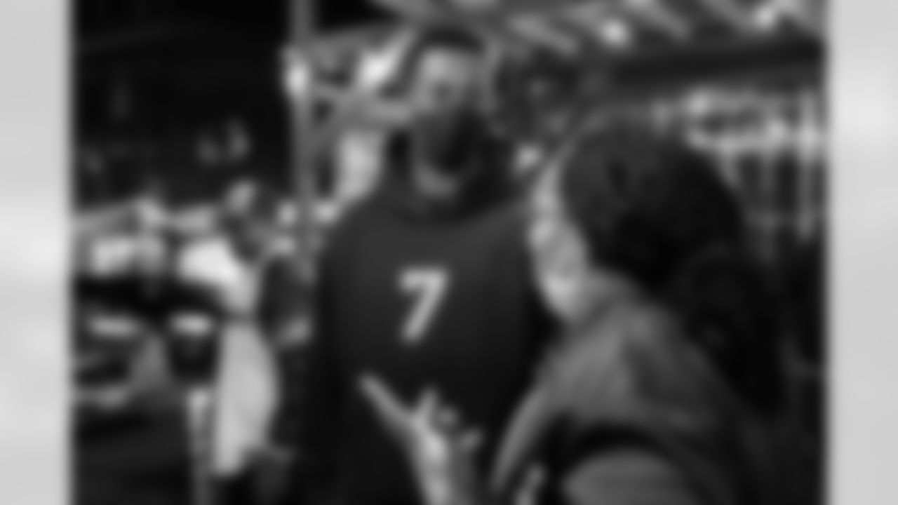 Seahawks quarterback Geno Smith provides gift cards and meals for families from Atlantic Street Center to help them celebrate Thanksgiving.