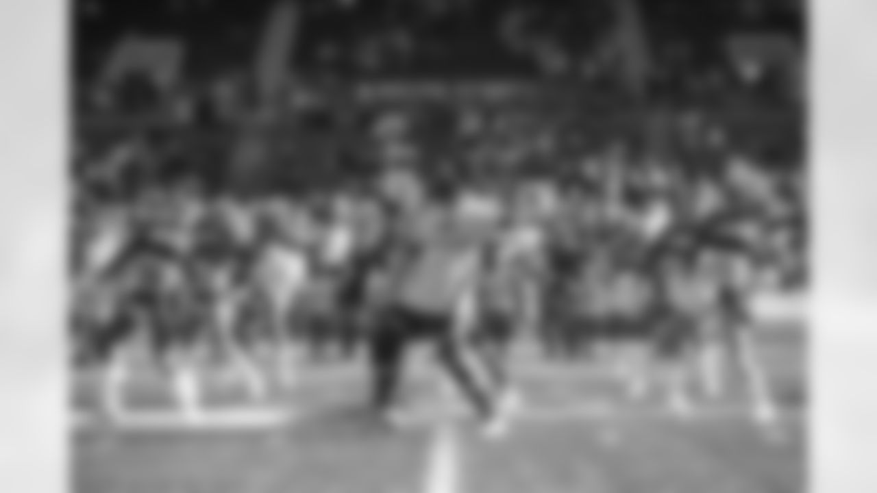 Seahawks-Dancers-Game-Action202110311244119977